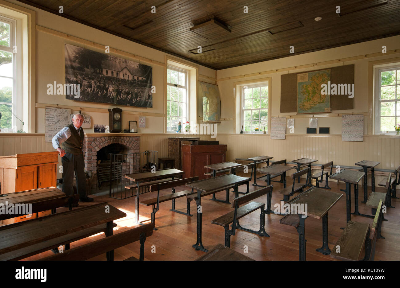 Old schoolhouse (c.1910) a Fattorie Tradizionali di Muckross, Muckross House e giardini, Parco Nazionale di Killarney, nella contea di Kerry, Irlanda Foto Stock