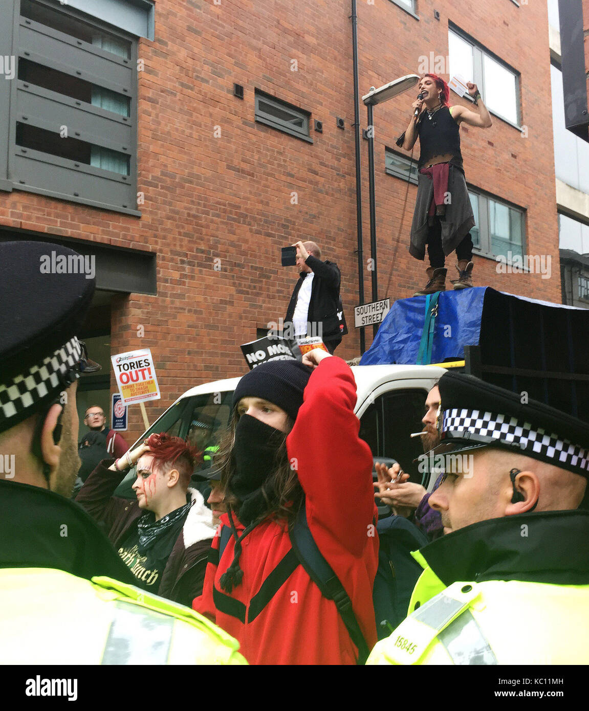 Le persone prendono parte all'assemblea popolare marzo attraverso il centro di Manchester chiamando per i Tories per essere buttato fuori del potere come il partito raccoglie in città per la sua conferenza annuale. Foto Stock
