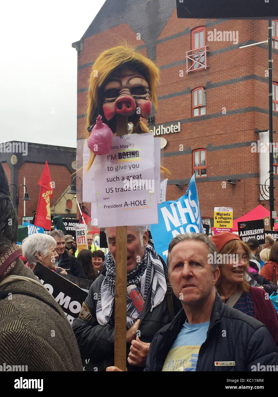 Le persone prendono parte all'assemblea popolare marzo attraverso il centro di Manchester chiamando per i Tories per essere buttato fuori del potere come il partito raccoglie in città per la sua conferenza annuale. Foto Stock