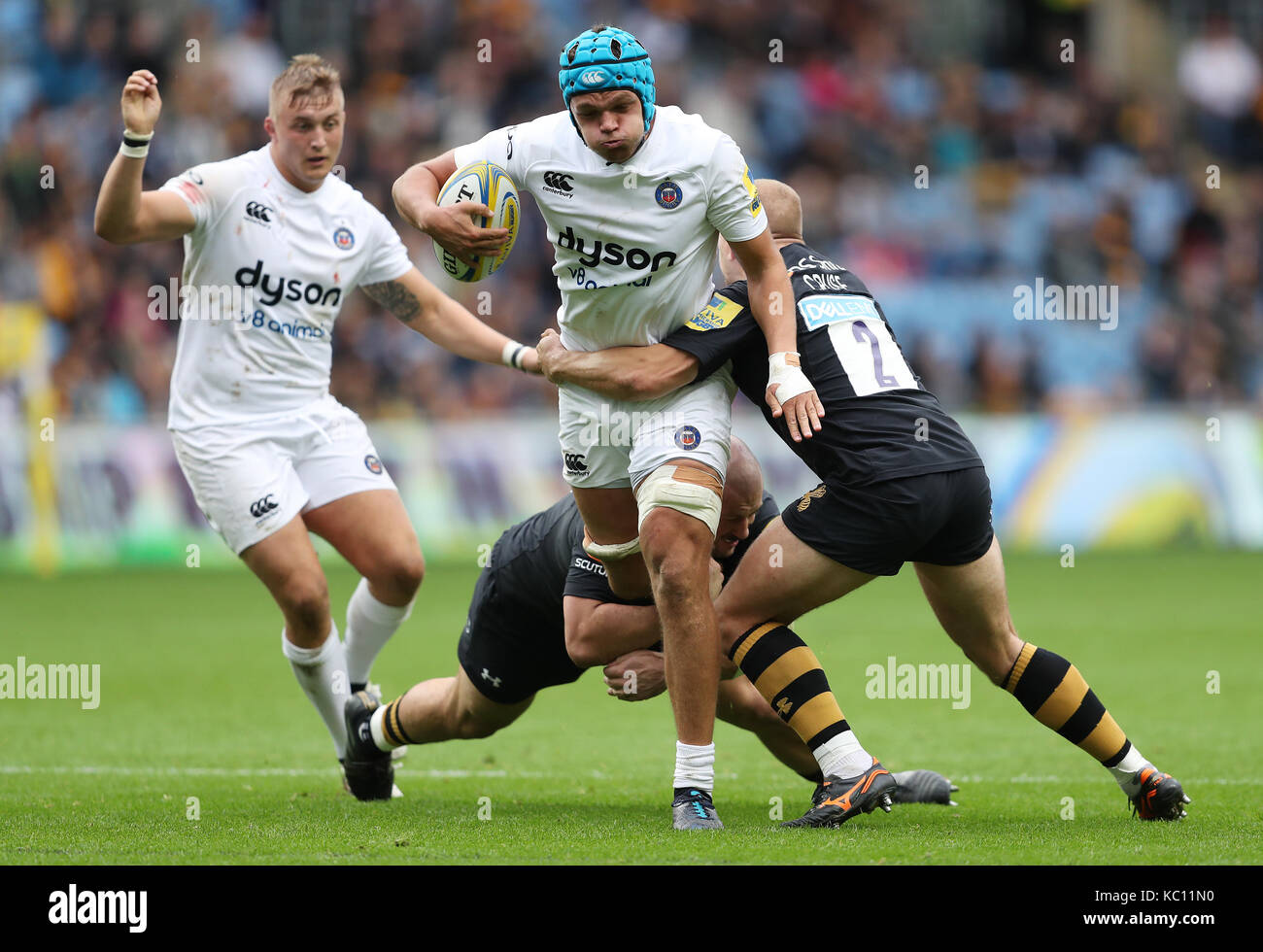 Il bagno di Zach mercer è affrontato da vespe jake cooper-woolley e tom brocca durante la aviva premiership corrispondono al RICOH Arena Coventry. Foto Stock