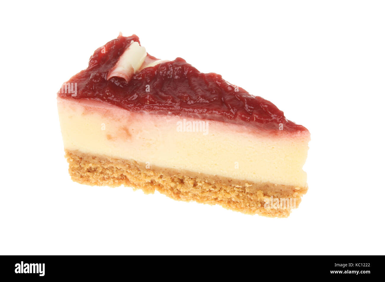Fetta di lampone cheesecake isolata contro bianco Foto Stock