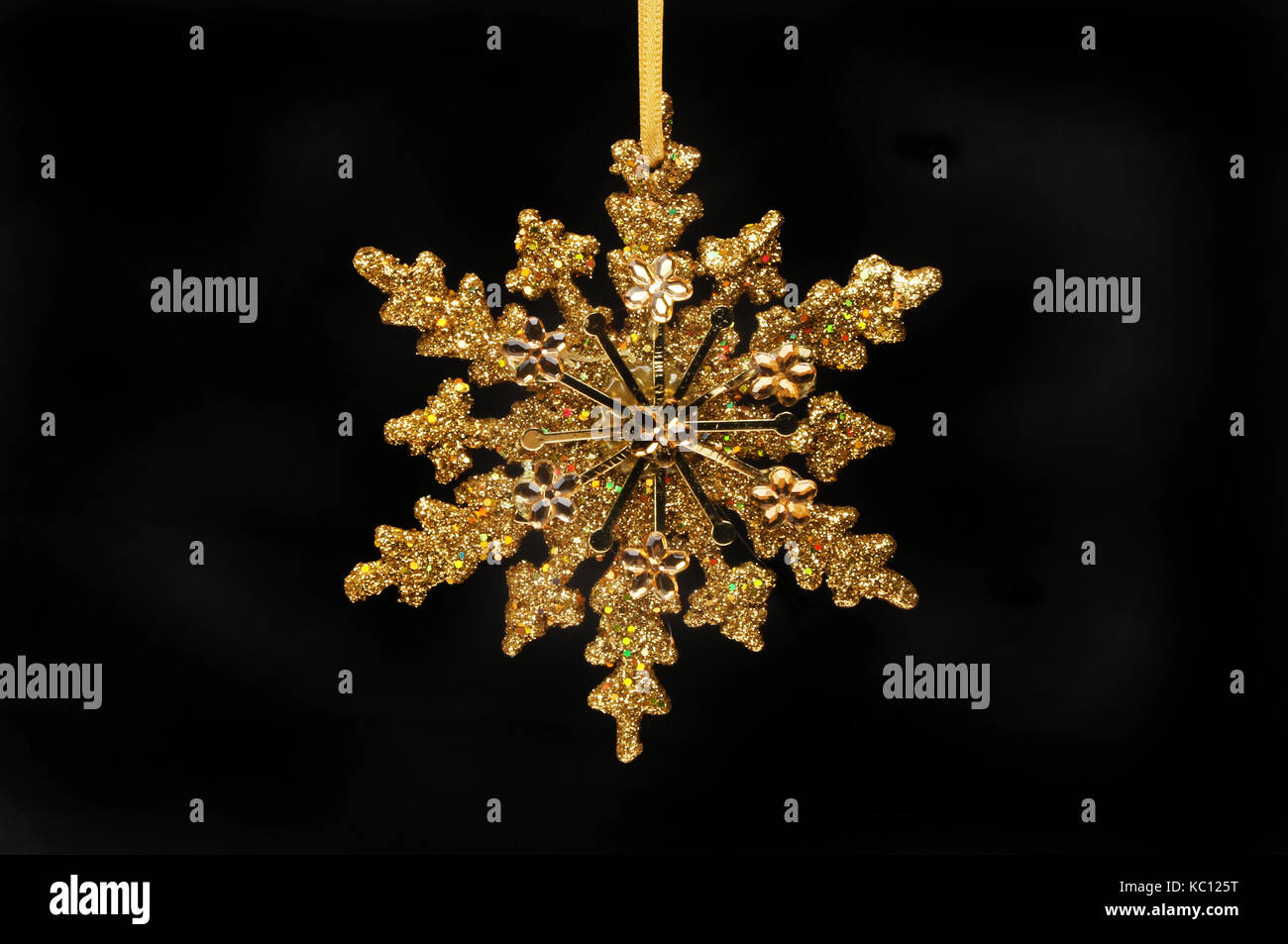 Oro glitter e jewelled stella di natale decorazione isolata contro bianco Foto Stock