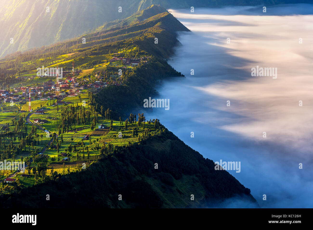 Cemoro lawang villaggio alla mattina in bromo tengger semeru national park, Java Orientale, Indonesia. Foto Stock