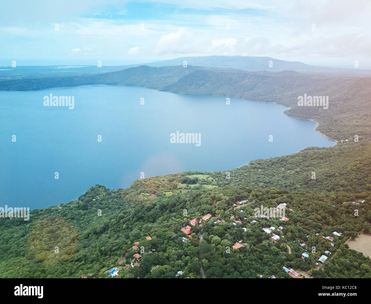 Vista panoramica sulla laguna di Apoyo in Nicaragua. laguna sulla giornata di sole drone visualizza Foto Stock