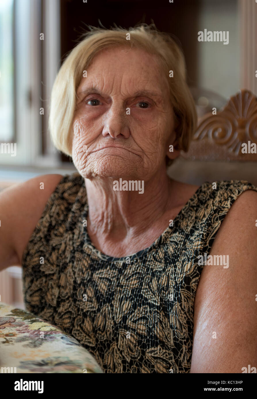 Ritratto di certi pensionati donna che guarda la fotocamera Foto Stock