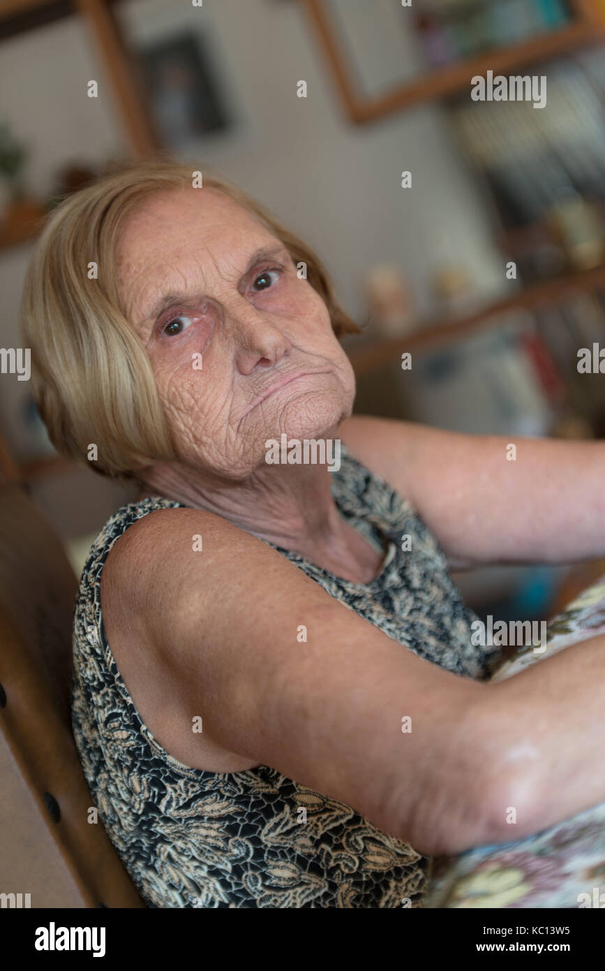 Donna di età più anziano a casa Foto Stock