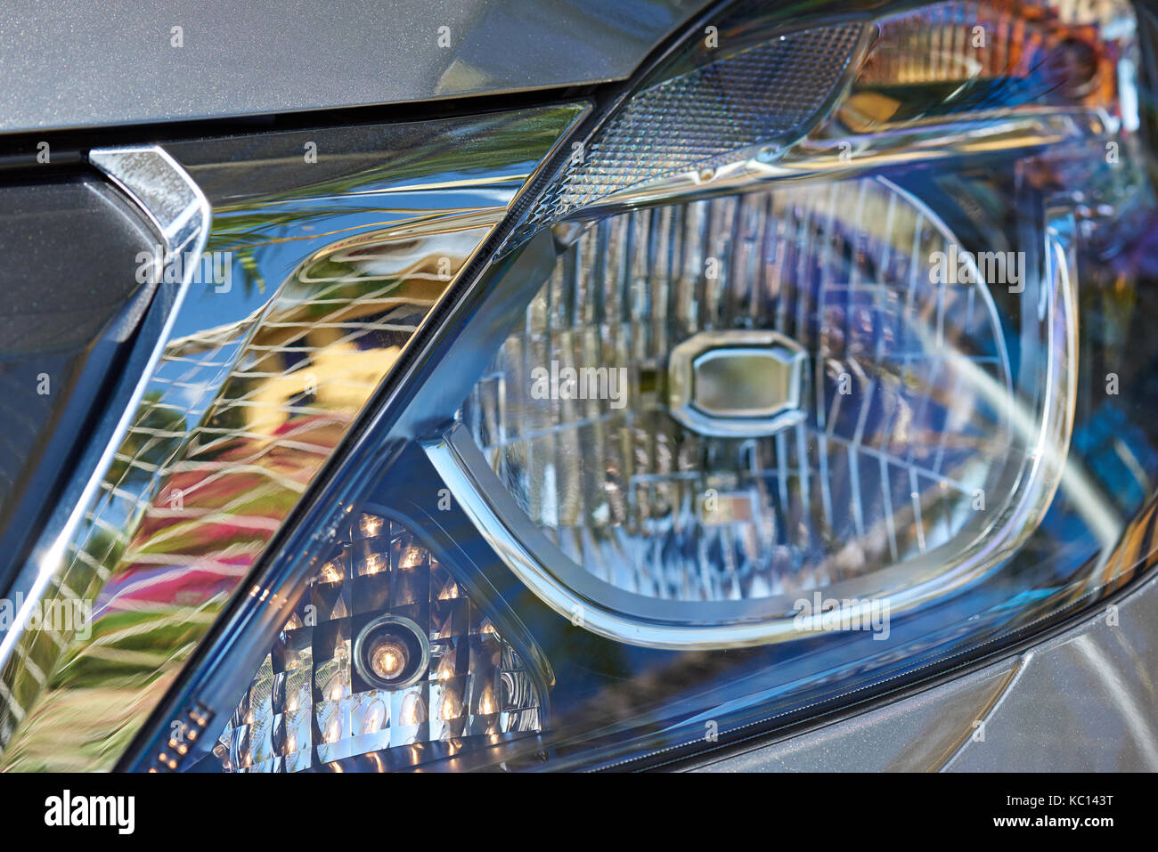 Primo piano della lampada in auto faro. close-up di auto moderna luce di testa Foto Stock