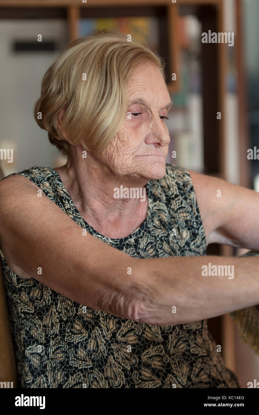 Donna di età più anziano a casa Foto Stock