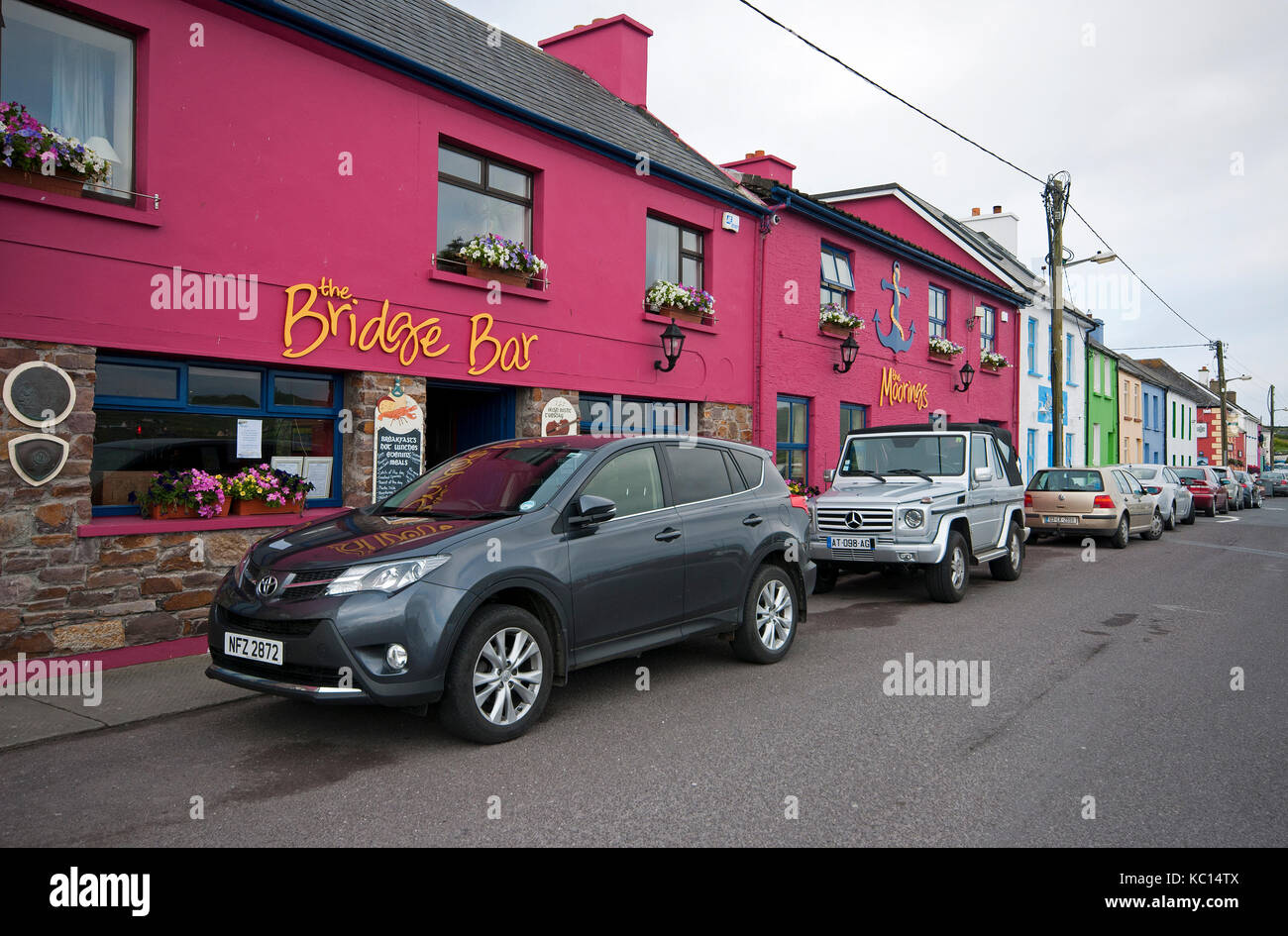 Il bar Bridge e gli ormeggi guesthouse in Portmagee, nella contea di Kerry, Irlanda Foto Stock