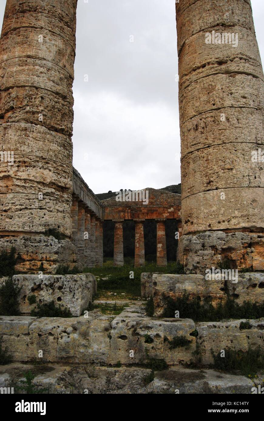 El Greco antico tempio di Poseidone - Nettuno a Segesta, Sicilia vicino Trapani. In stile dorico. Inizio del V secolo A.C. L'Italia. Le nuvole, l'inverno. Foto Stock