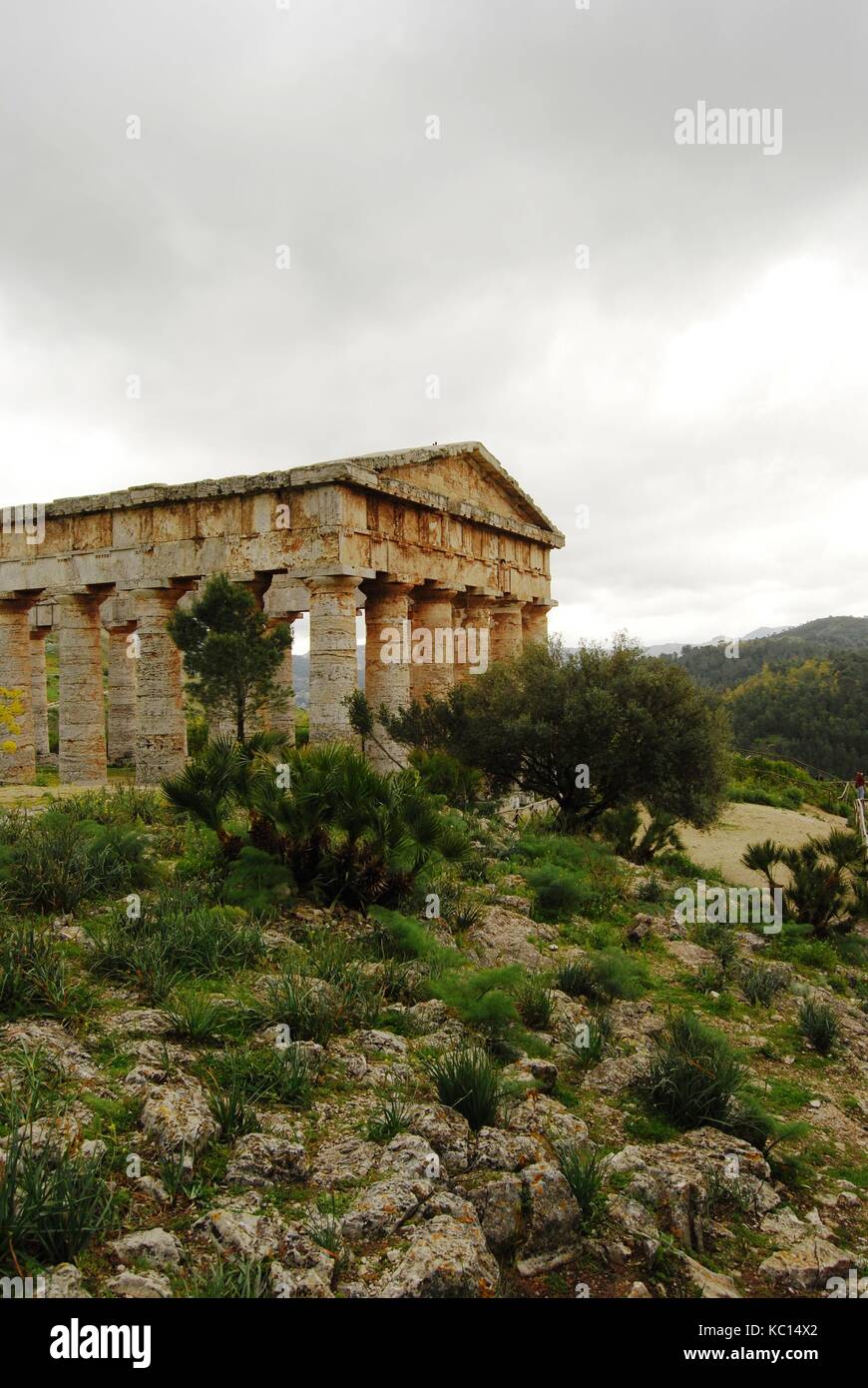El Greco antico tempio di Poseidone - Nettuno a Segesta, Sicilia vicino Trapani. In stile dorico. Inizio del V secolo A.C. L'Italia. Le nuvole, l'inverno. Foto Stock