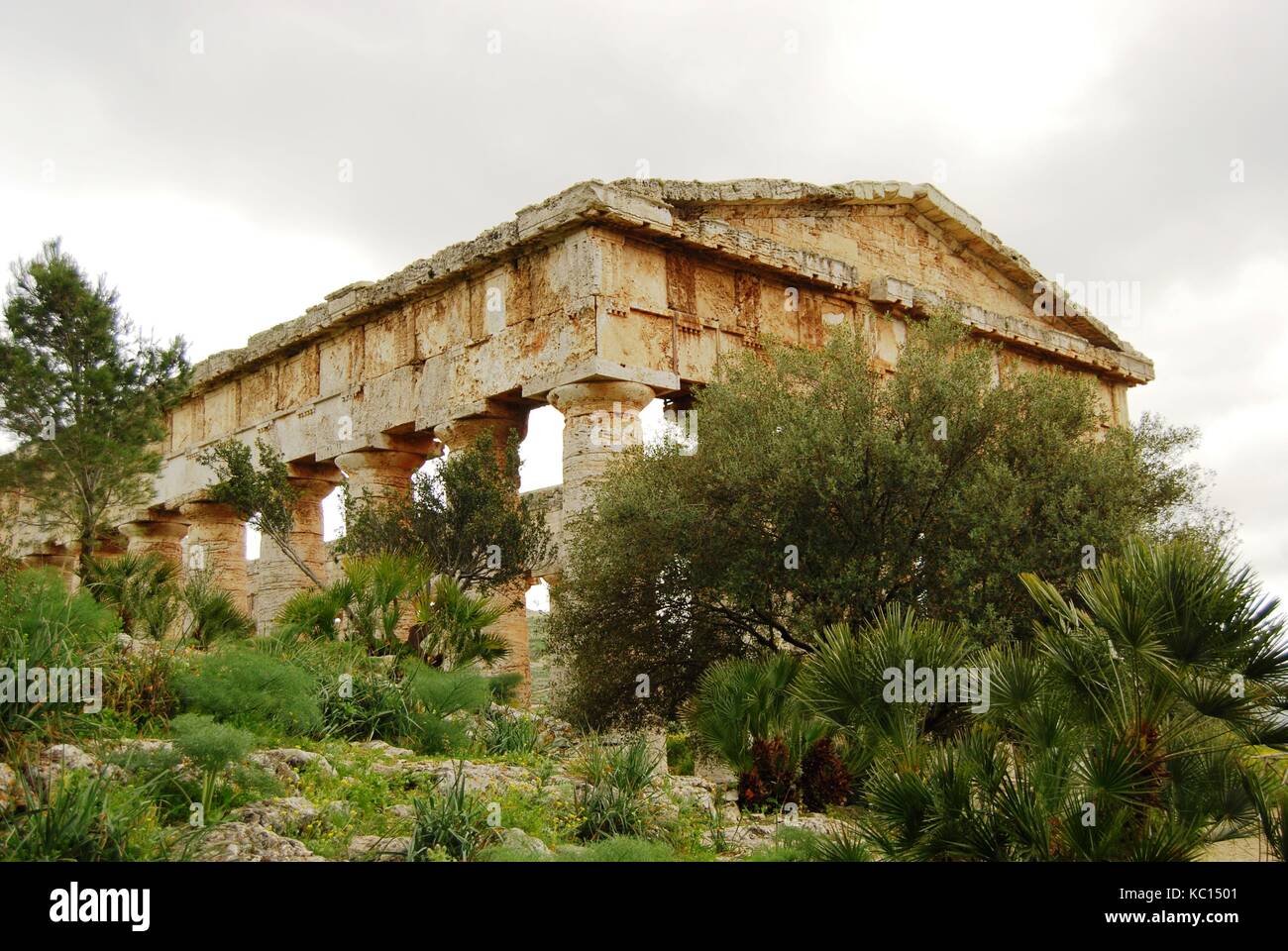 El Greco antico tempio di Poseidone - Nettuno a Segesta, Sicilia vicino Trapani. In stile dorico. Inizio del V secolo A.C. L'Italia. Le nuvole, l'inverno. Foto Stock