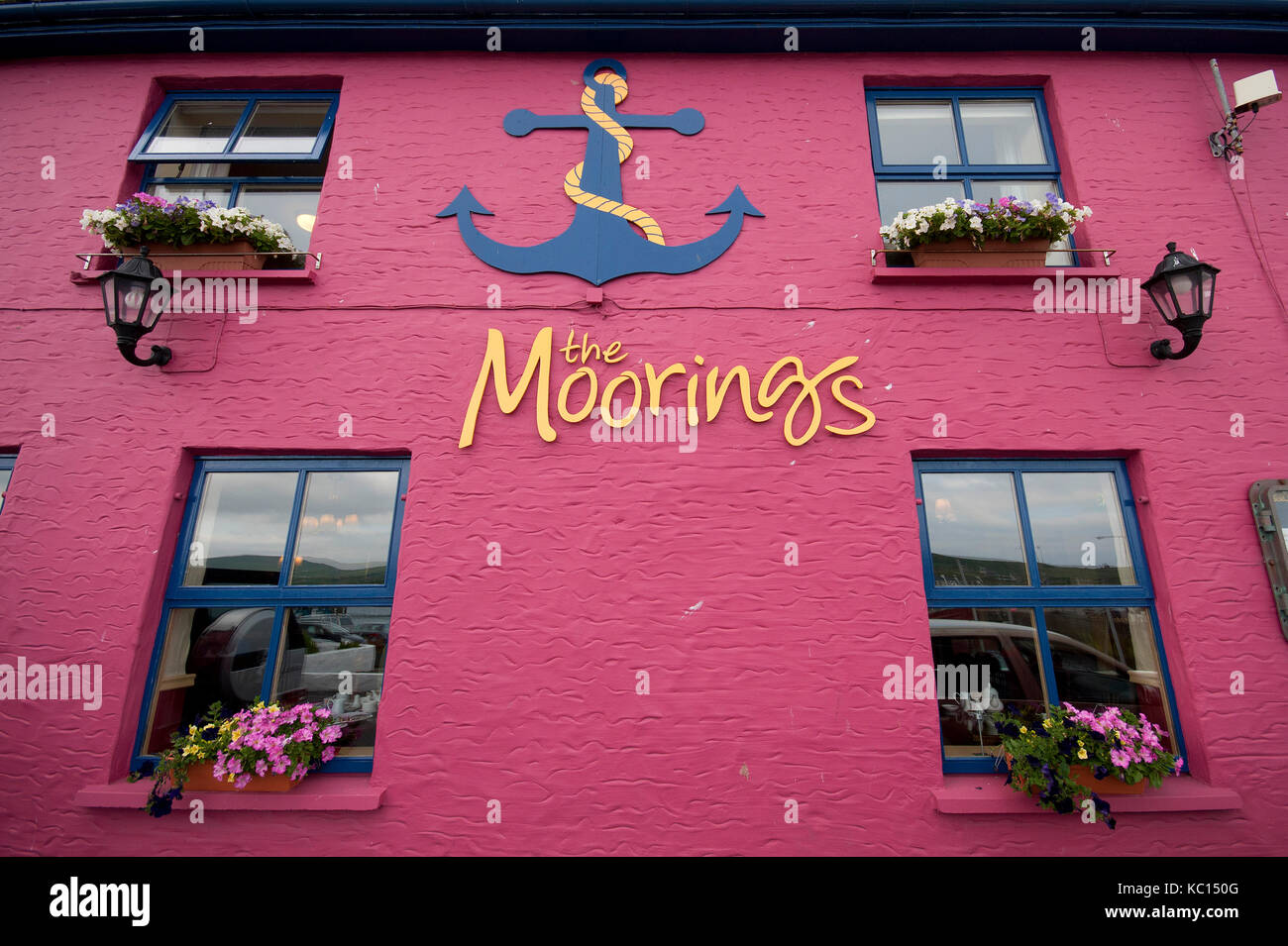 La facciata della ormeggi guesthouse, Portmagee, nella contea di Kerry, Irlanda Foto Stock