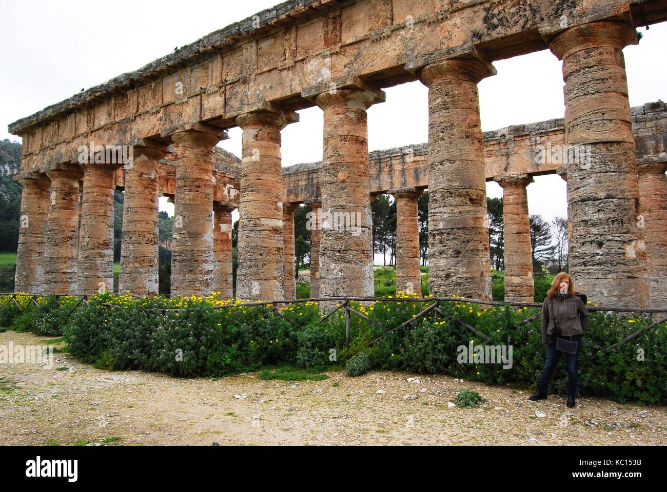 El Greco antico tempio di Poseidone - Nettuno a Segesta, Sicilia vicino Trapani. In stile dorico. Inizio del V secolo A.C. L'Italia. Le nuvole, l'inverno. Foto Stock