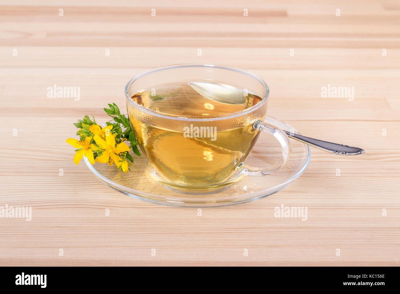 Tazza di tè con la st John's wort su terra in legno Foto Stock