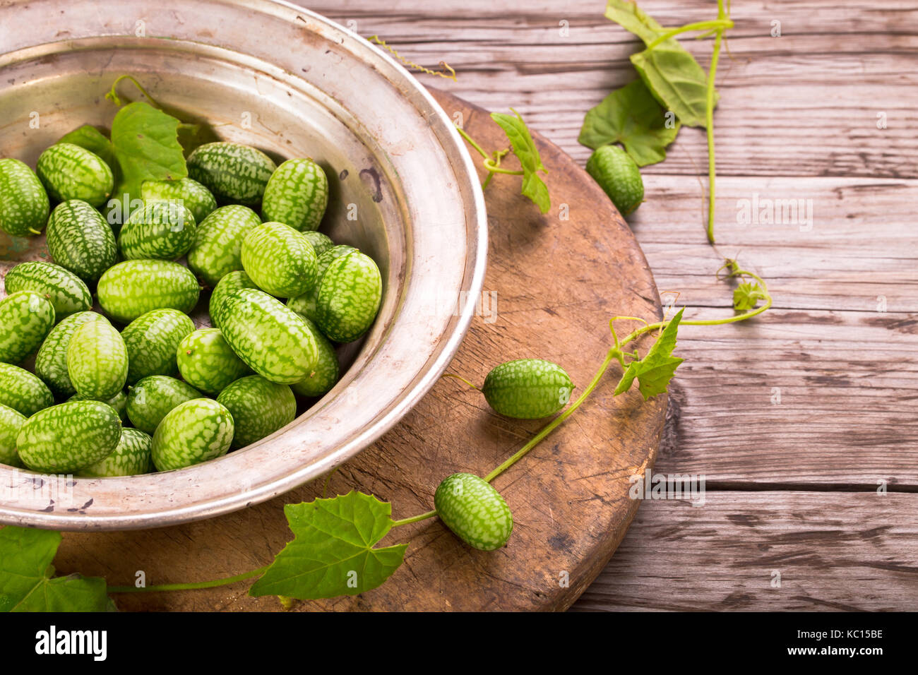 Cucamelons nella piastra Foto Stock