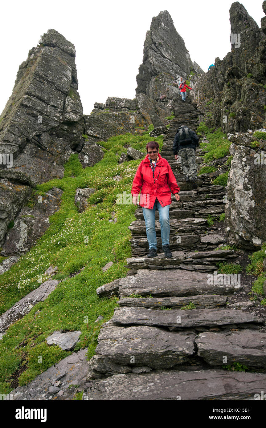 Persone escursionismo in Skellig Michael Island, nella contea di Kerry, Irlanda Foto Stock