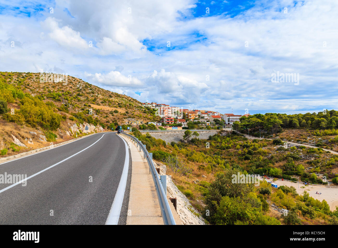 Strada di Primosten, Croazia - 3 sett 2017: strada costiera lungo mare tra Sebenico e Primosten città, Dalmazia, Croazia. Foto Stock