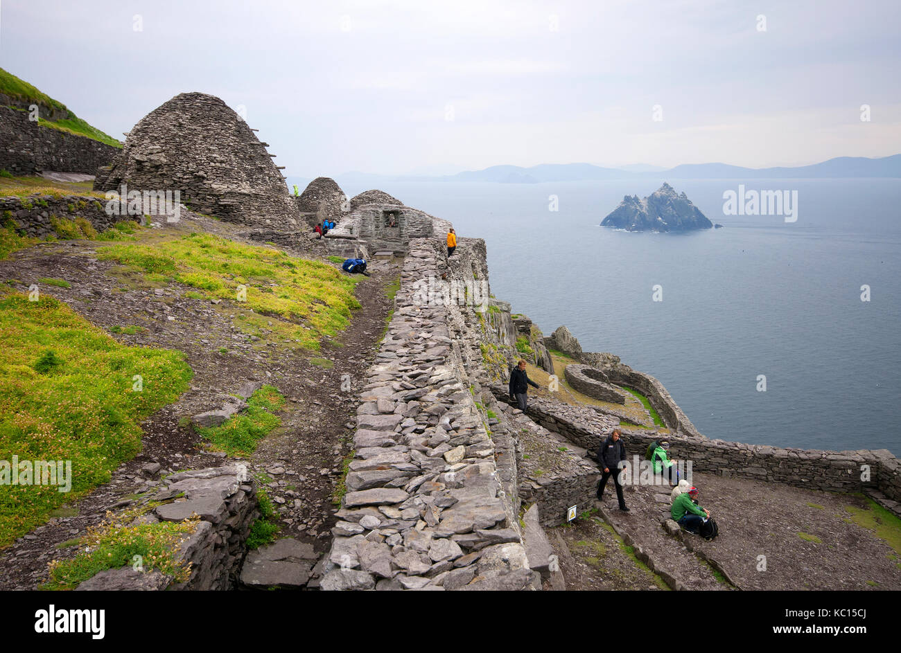 Visitatori presso antico monastero di Skellig Michael Island (in background Little Skellig), nella contea di Kerry, Irlanda Foto Stock