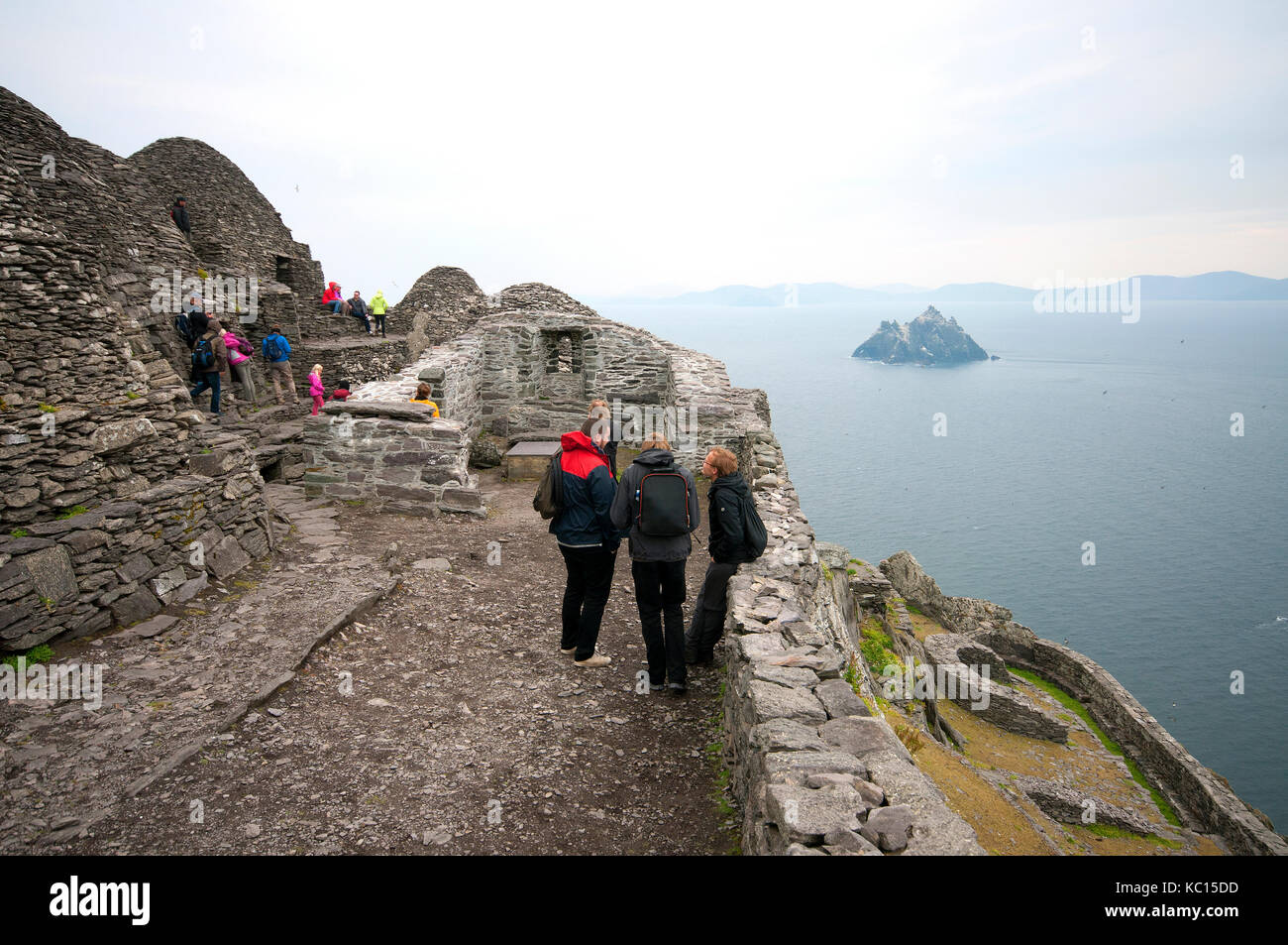 Visitatori presso antico monastero di Skellig Michael Island (in background Little Skellig), nella contea di Kerry, Irlanda Foto Stock