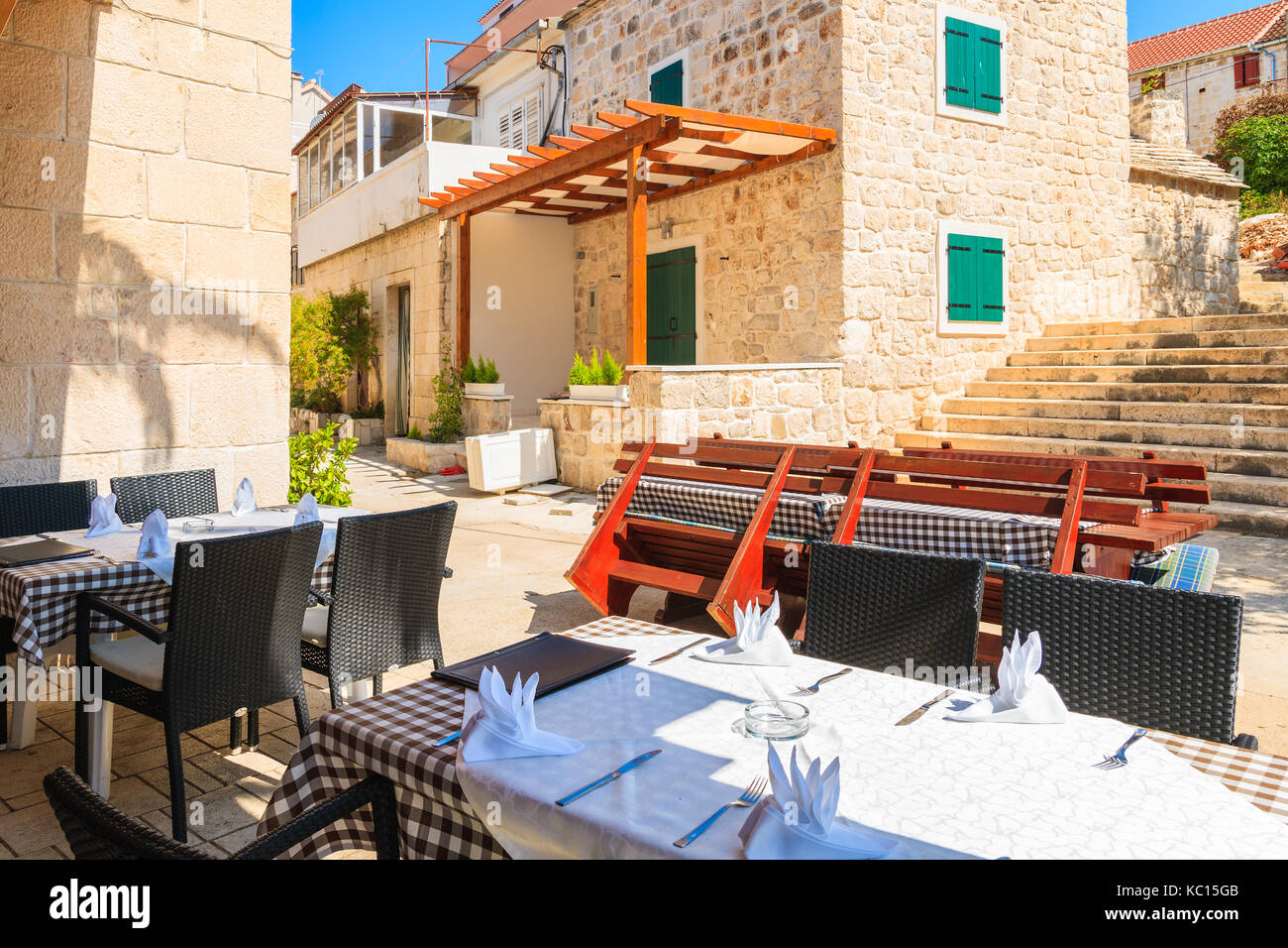 ROGOZNICA TOWN, Croazia - 4 sett 2017: tabelle nel ristorante tradizionale a Rogoznica città vecchia, Dalmazia, Croazia. Foto Stock