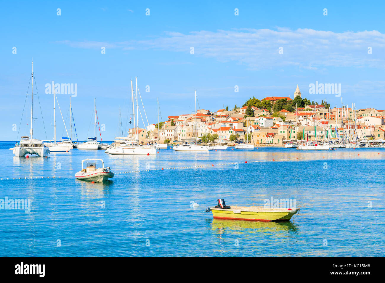 Barca da pesca in acqua di mare nella città di Primosten, Dalmazia, Croazia Foto Stock