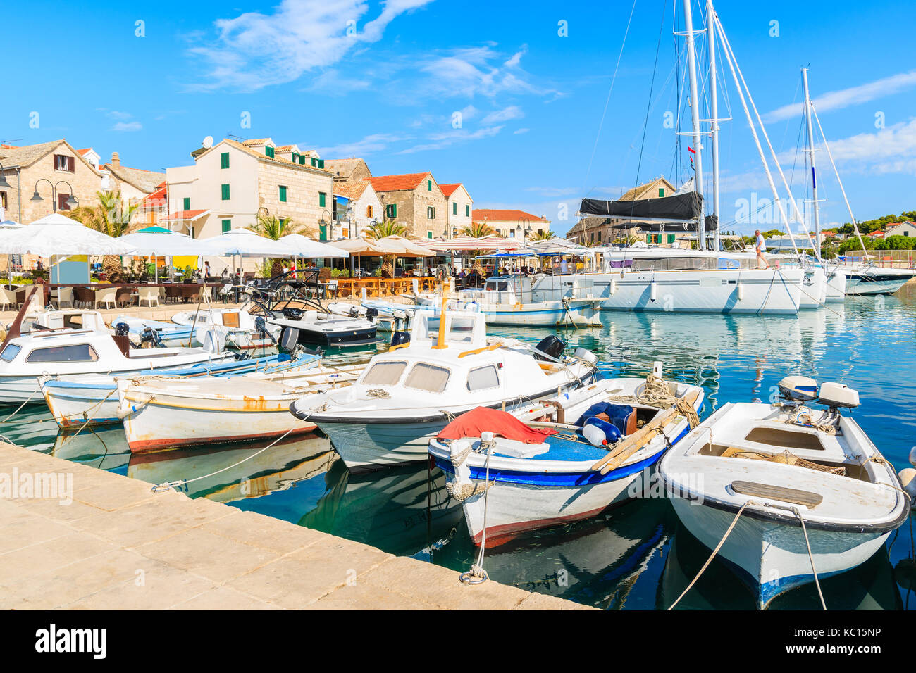 Barche da pesca in Primošten città vecchia porta, Dalmazia, Croazia Foto Stock