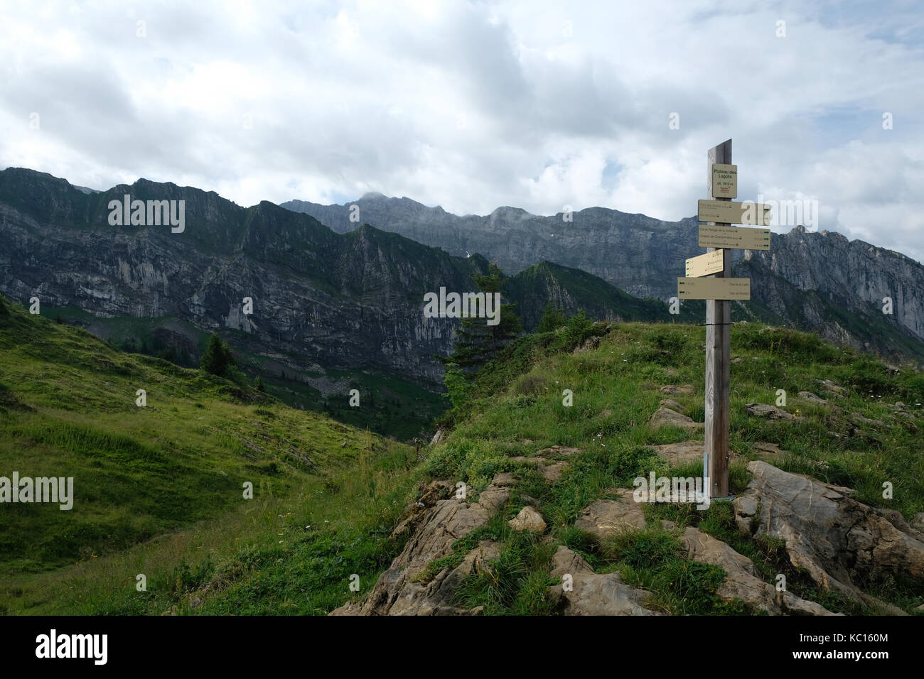 Segno al Plateau des lagots sulla salita di tete de bostan, tour des dents blanches, alpi Foto Stock