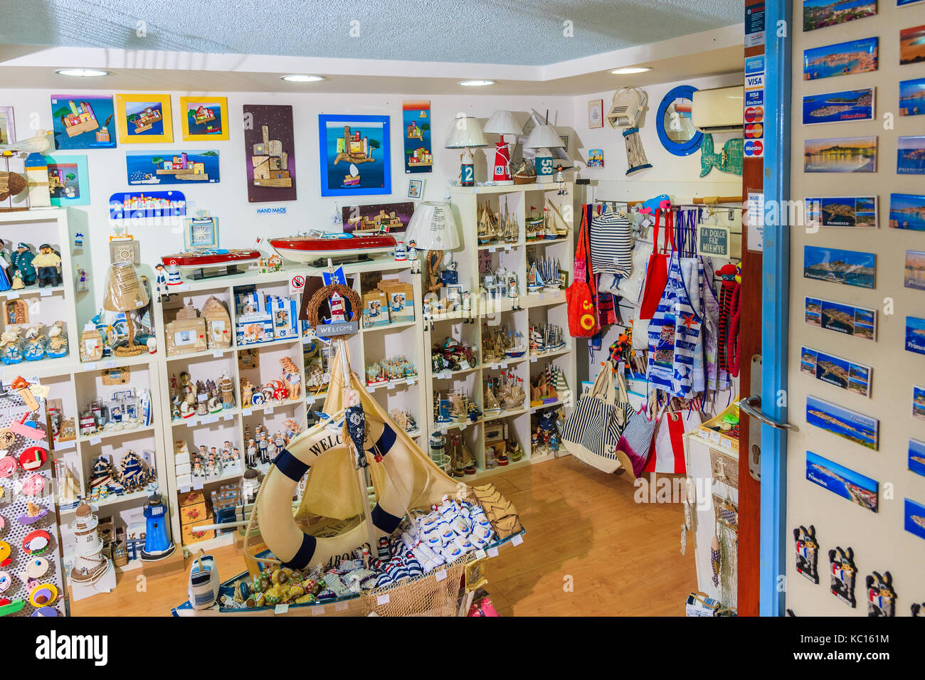 PRIMOSTEN, Croazia - il Sep 5, 2017: negozio con negozio di souvenir in vendita in serata nella città vecchia di Primosten, Dalmazia, Croazia. Foto Stock