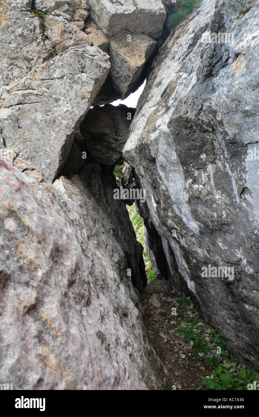Lo spazio stretto tra le rocce su pas de la 'Rimanete, tour des dents blanches, alpi Foto Stock