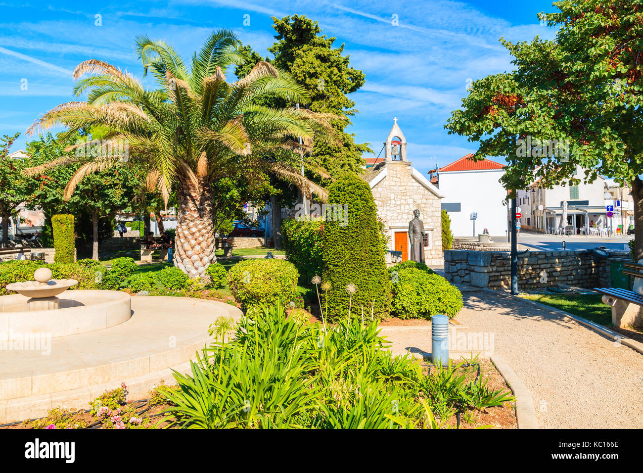 Piante verdi in città Primosten park, Dalmazia, Croazia Foto Stock