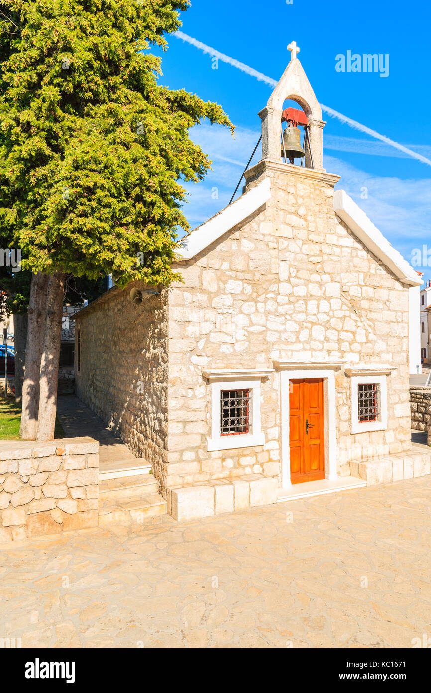 Piccola chiesa nella città di Primosten park, Dalmazia, Croazia Foto Stock