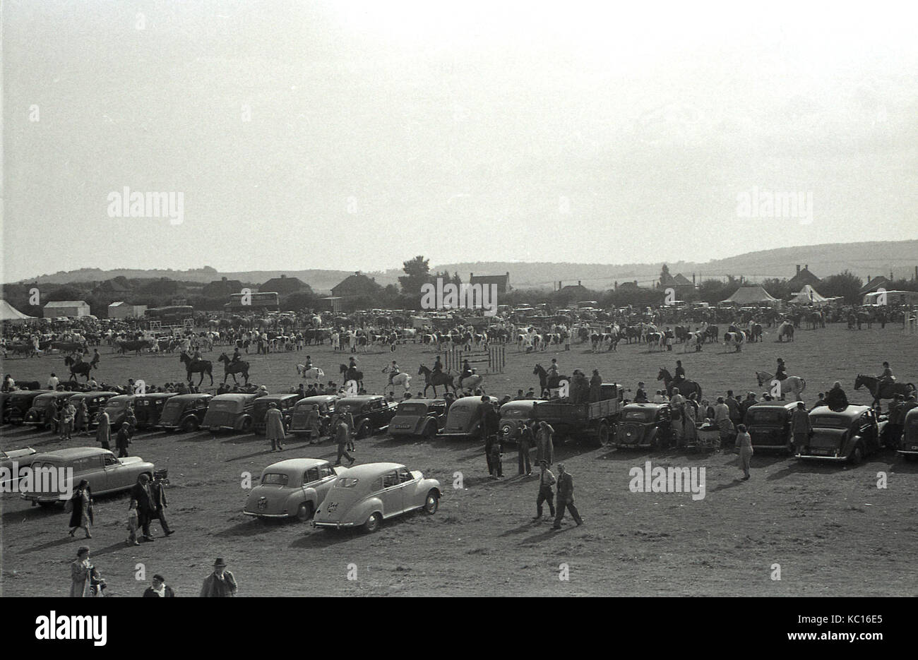 Negli anni '50, le auto dell'epoca si allineavano ai margini del terreno di parata al Bucks County Show, Buckinghamshire, Inghilterra, Regno Unito. Foto Stock