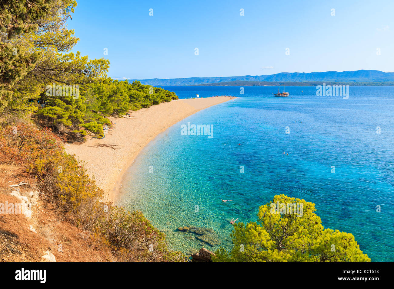 Vista della famosa spiaggia Zlatni rat con mare bellissimo acqua nella città di Bol, isola di Brac, Croazia Foto Stock