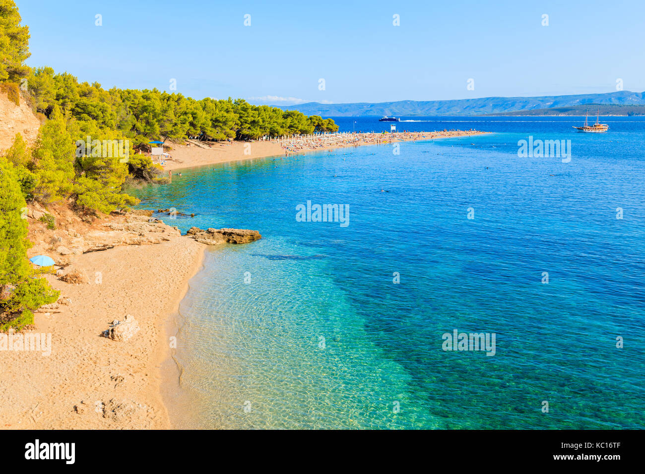 Vista della famosa spiaggia Zlatni rat con mare bellissimo acqua nella città di Bol, isola di Brac, Croazia Foto Stock
