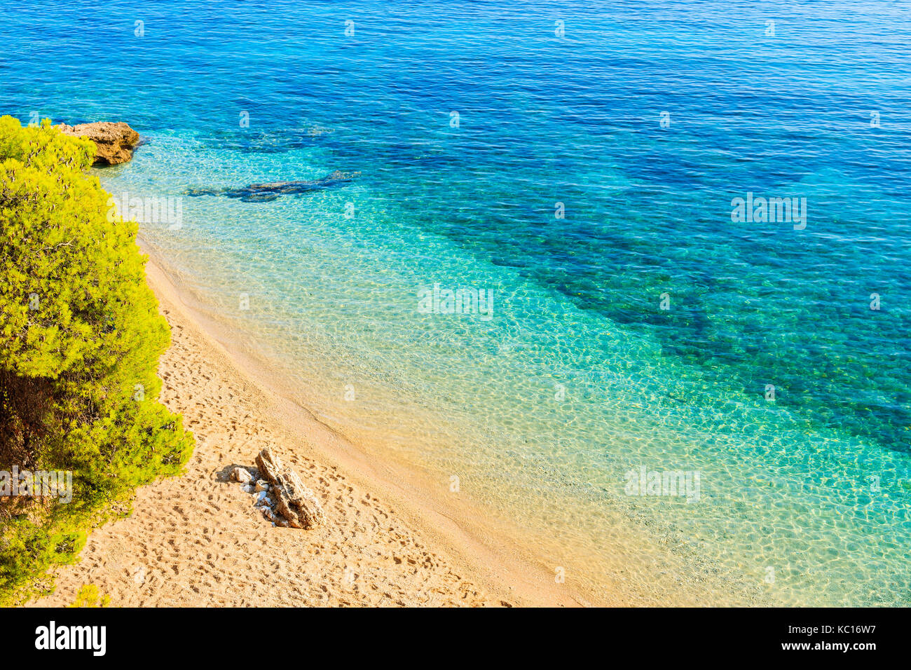 Vista della famosa spiaggia Zlatni rat con mare bellissimo acqua nella città di Bol, isola di Brac, Croazia Foto Stock