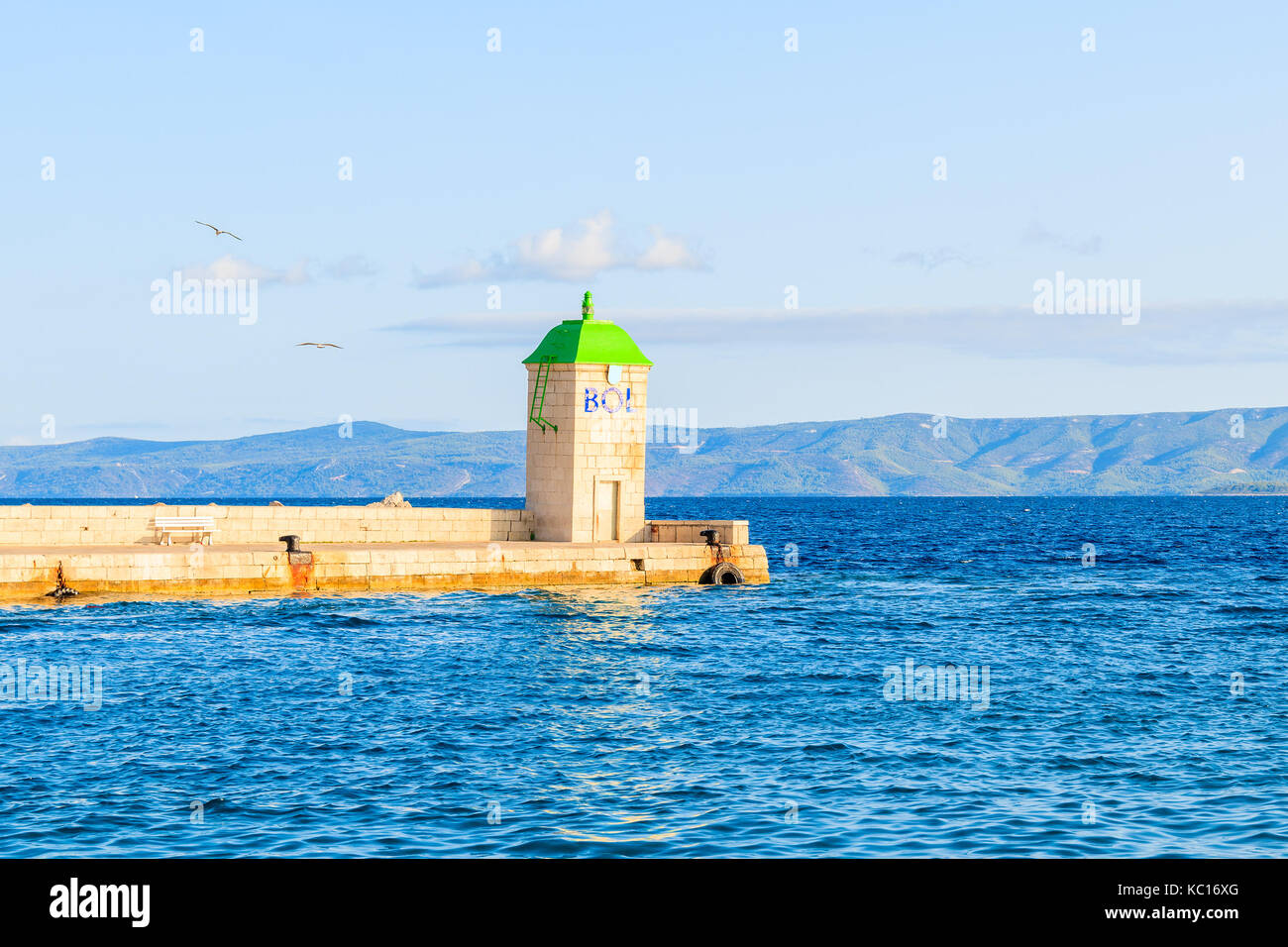 Porta di Bol, Croazia - il Sep 9, 2017: ingresso a bol porto dal mare aperto, isola di Brac, Croazia. Foto Stock