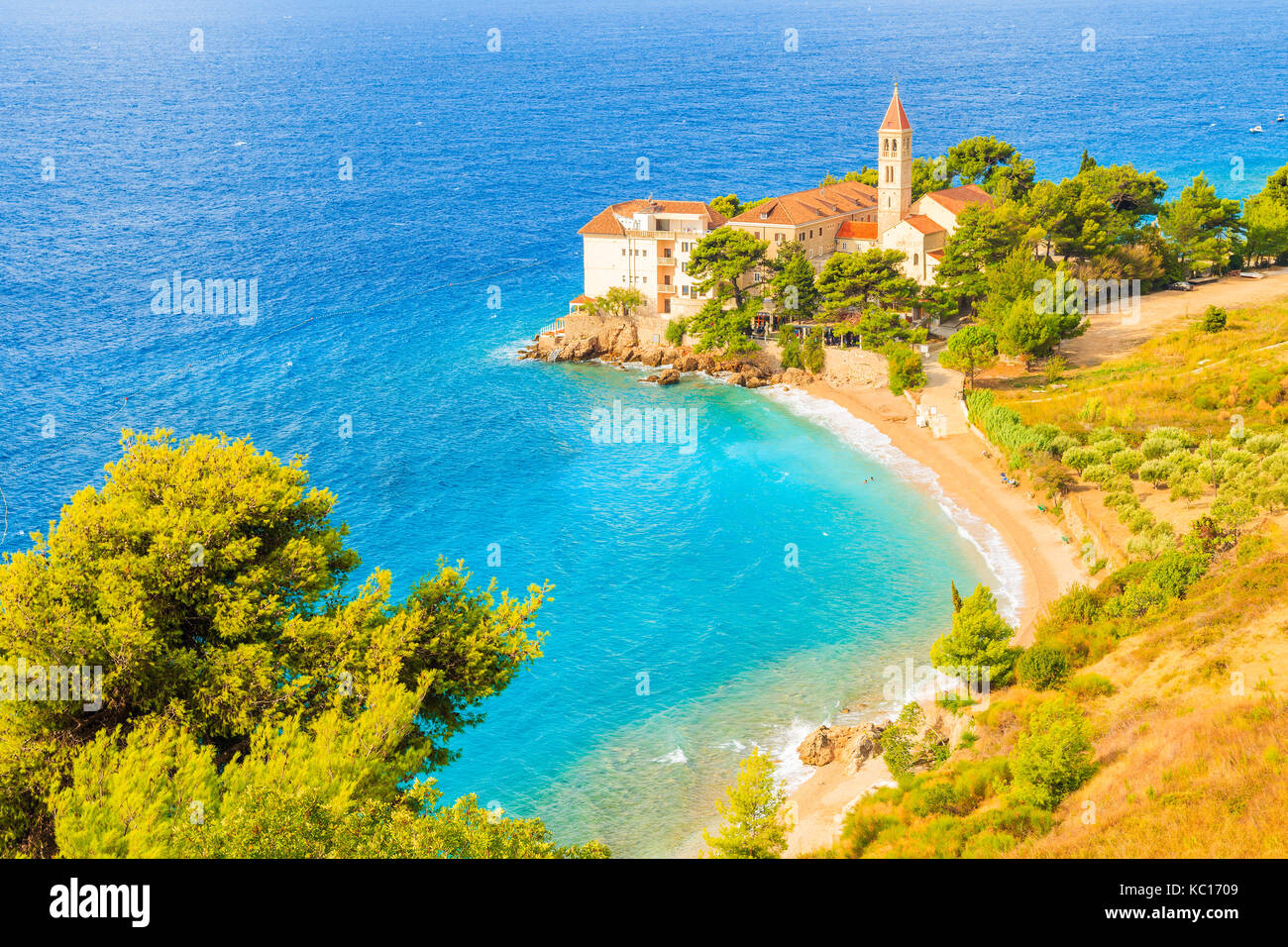 Vista della baia del mare e la spiaggia con il famoso monastero domenicano nella città di Bol, isola di Brac, Croazia Foto Stock