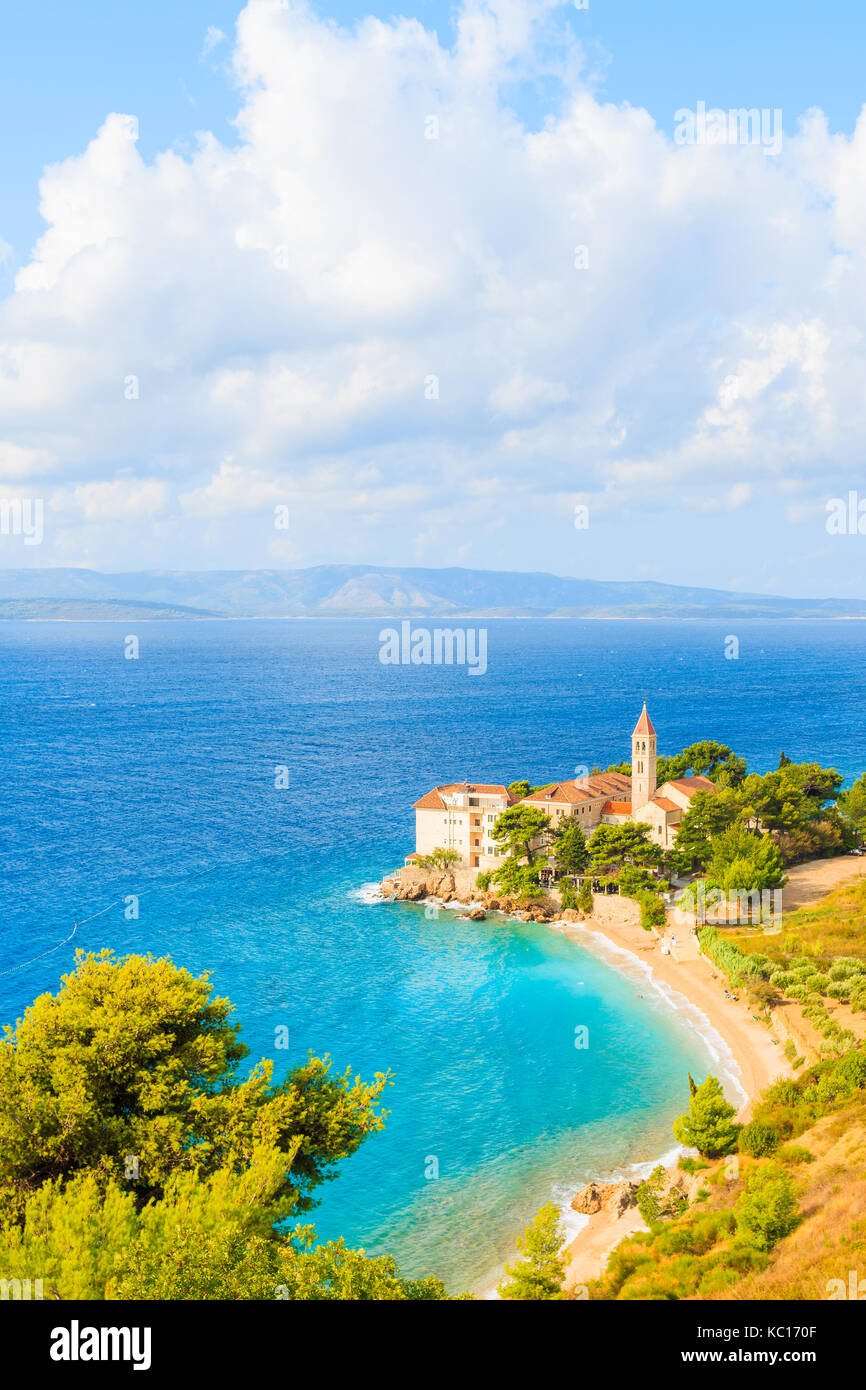 Vista della baia del mare e la spiaggia con il famoso monastero domenicano nella città di Bol, isola di Brac, Croazia Foto Stock