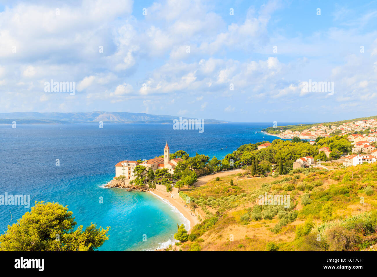 Vista della baia del mare e la spiaggia con il famoso monastero domenicano nella città di Bol, isola di Brac, Croazia Foto Stock