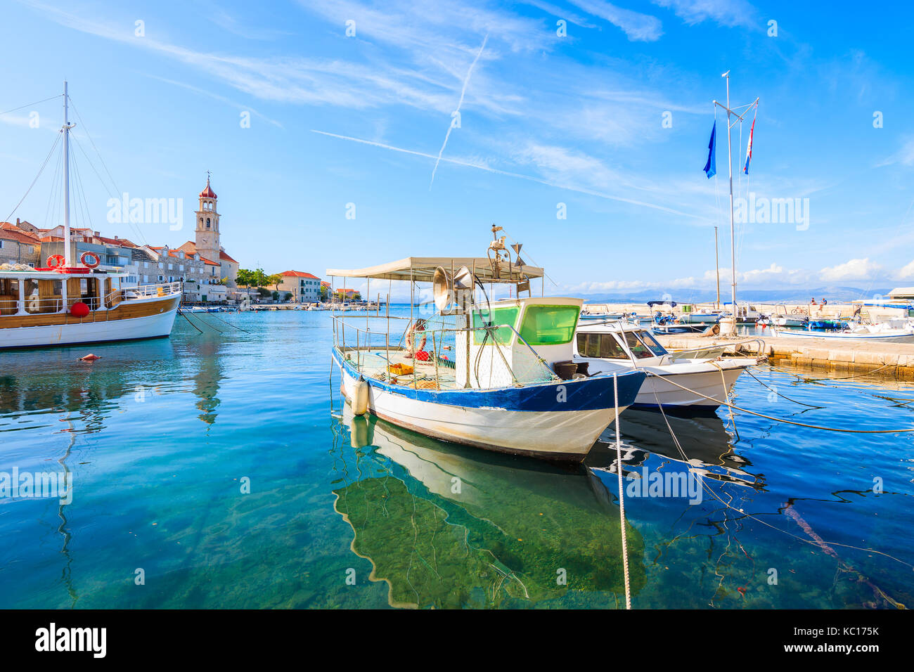 Barche da pesca di ancoraggio nel bellissimo sutivan porta, isola di Brac, Croazia Foto Stock