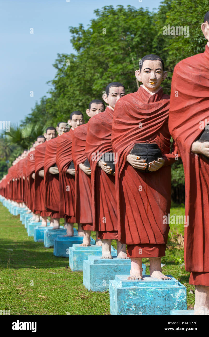 Statue di monaci buddisti al Win Sein Taw Ya Buddha a Kyauktalon Taung, vicino a Mawlamyine, Myanmar. Foto Stock