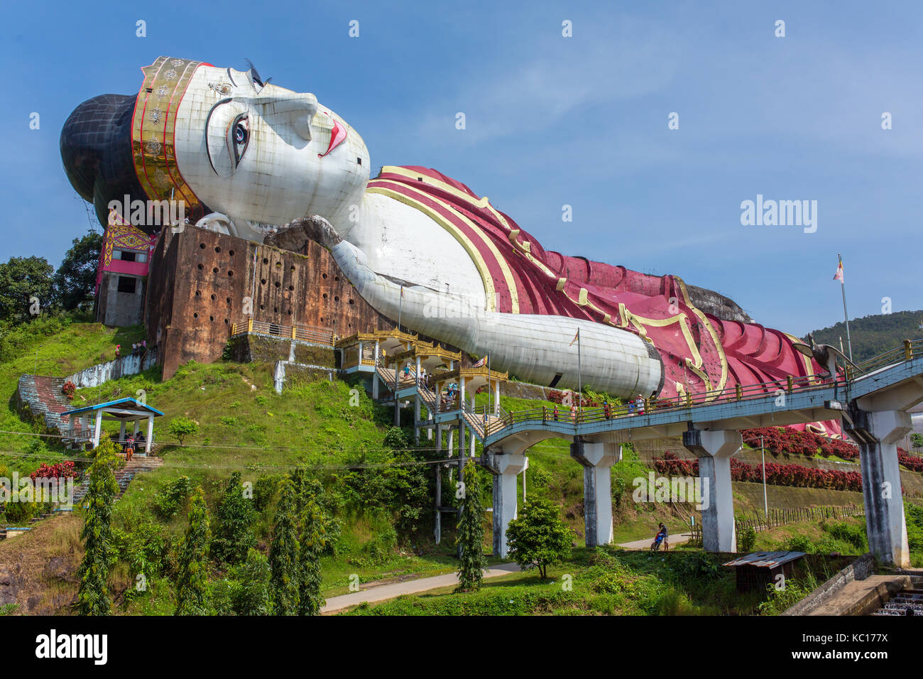 Win Sein Taw Ya, la più grande immagine del Buddha reclinato del mondo, a Kyauktalon Taung, vicino a Mawlamyine, Myanmar. Foto Stock