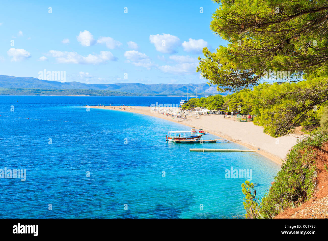 Vista del famoso Golden Horn spiaggia di bol sull'isola di Brac della Croazia in estate Foto Stock
