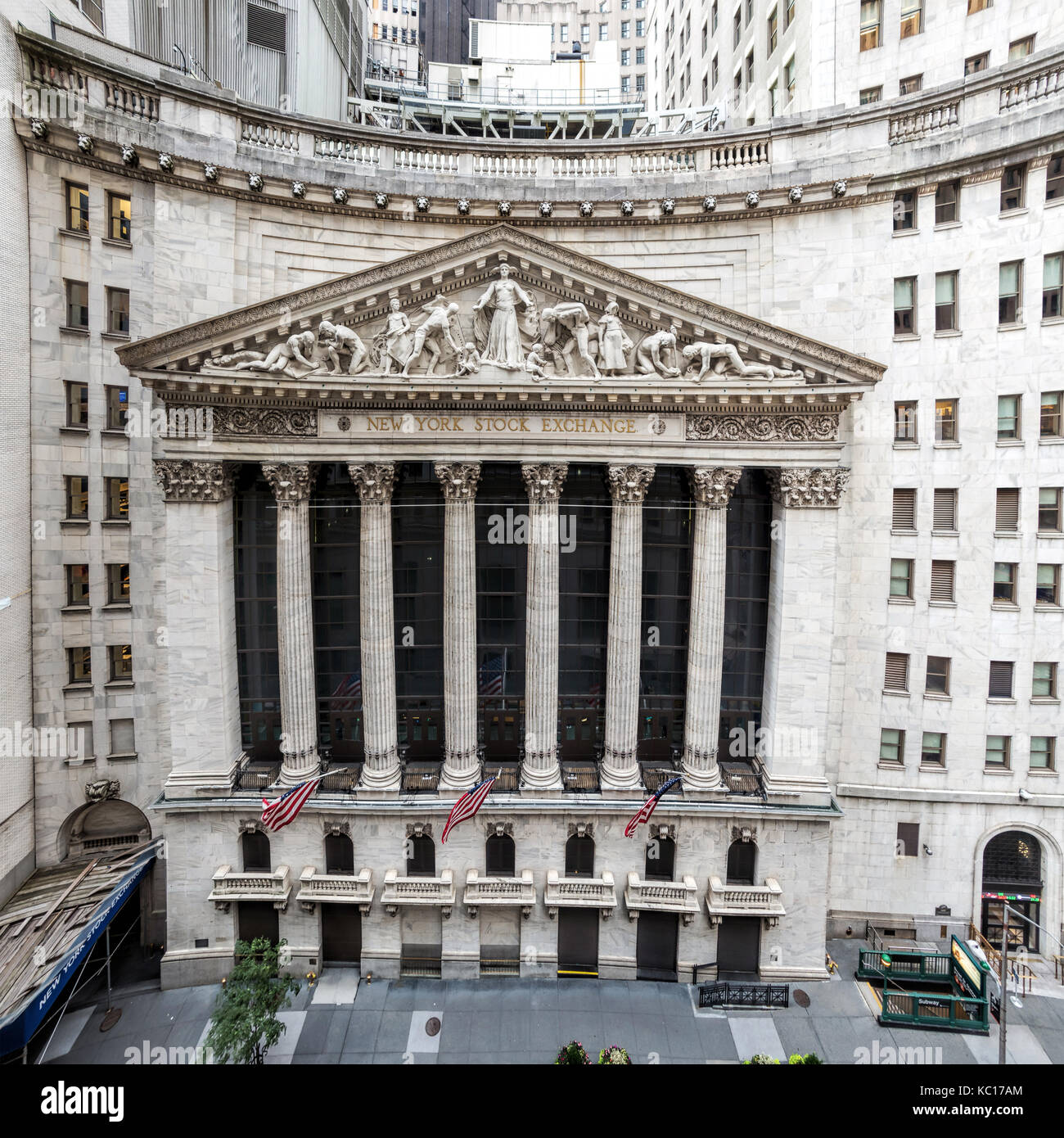 La facciata in pietra calcarea della famosa in tutto il mondo new york stock exchange building a Wall Street. scolpita da John Quincy Adams Ward nel 1904. Foto Stock