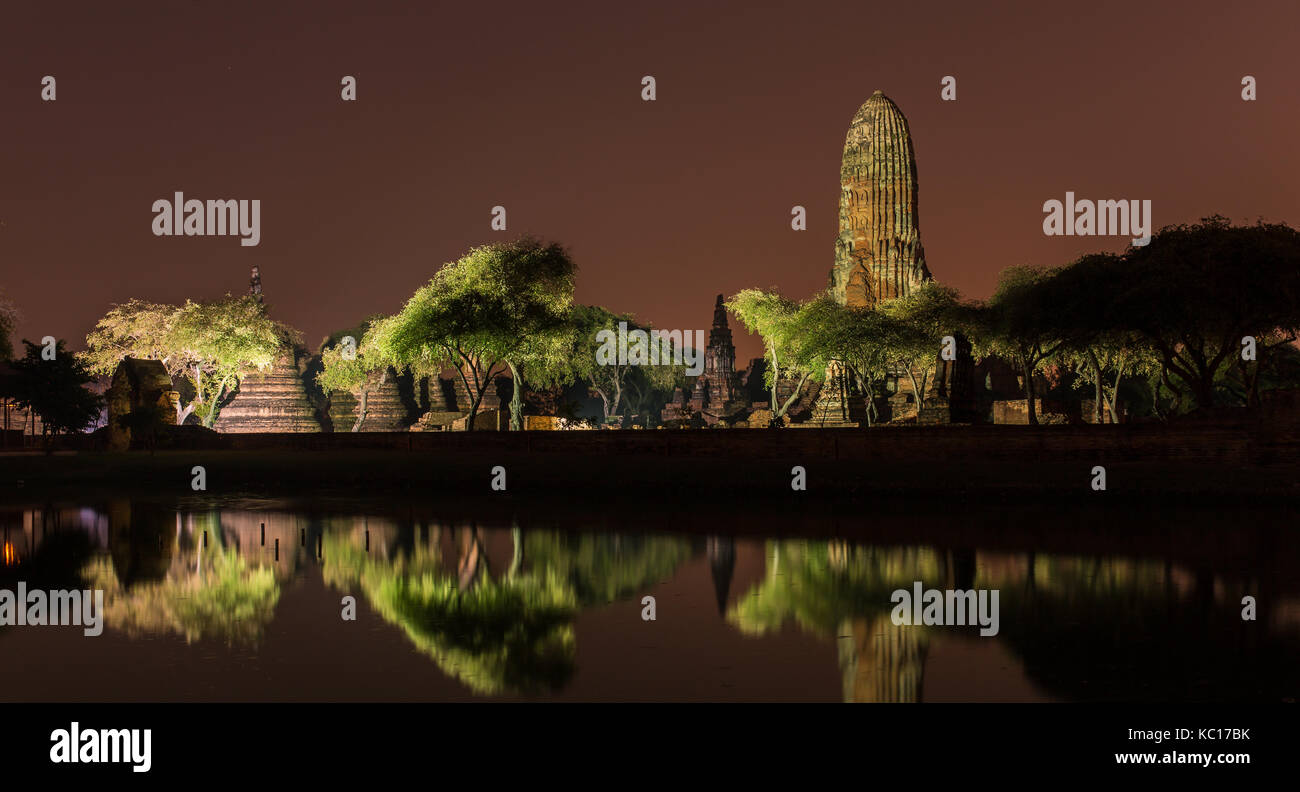Il Wat Phra Ram tempio di notte in Ayuthaya parco storico, un sito patrimonio mondiale dell'UNESCO in Thailandia Foto Stock