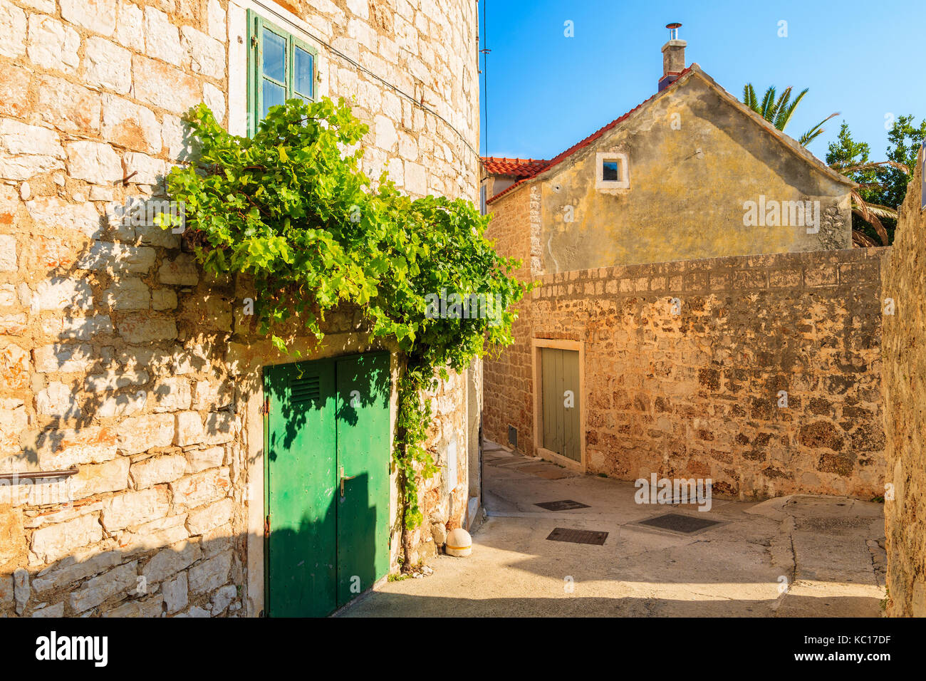 Strada stretta con case storiche nel centro storico di Bol, isola di Brac, Croazia Foto Stock