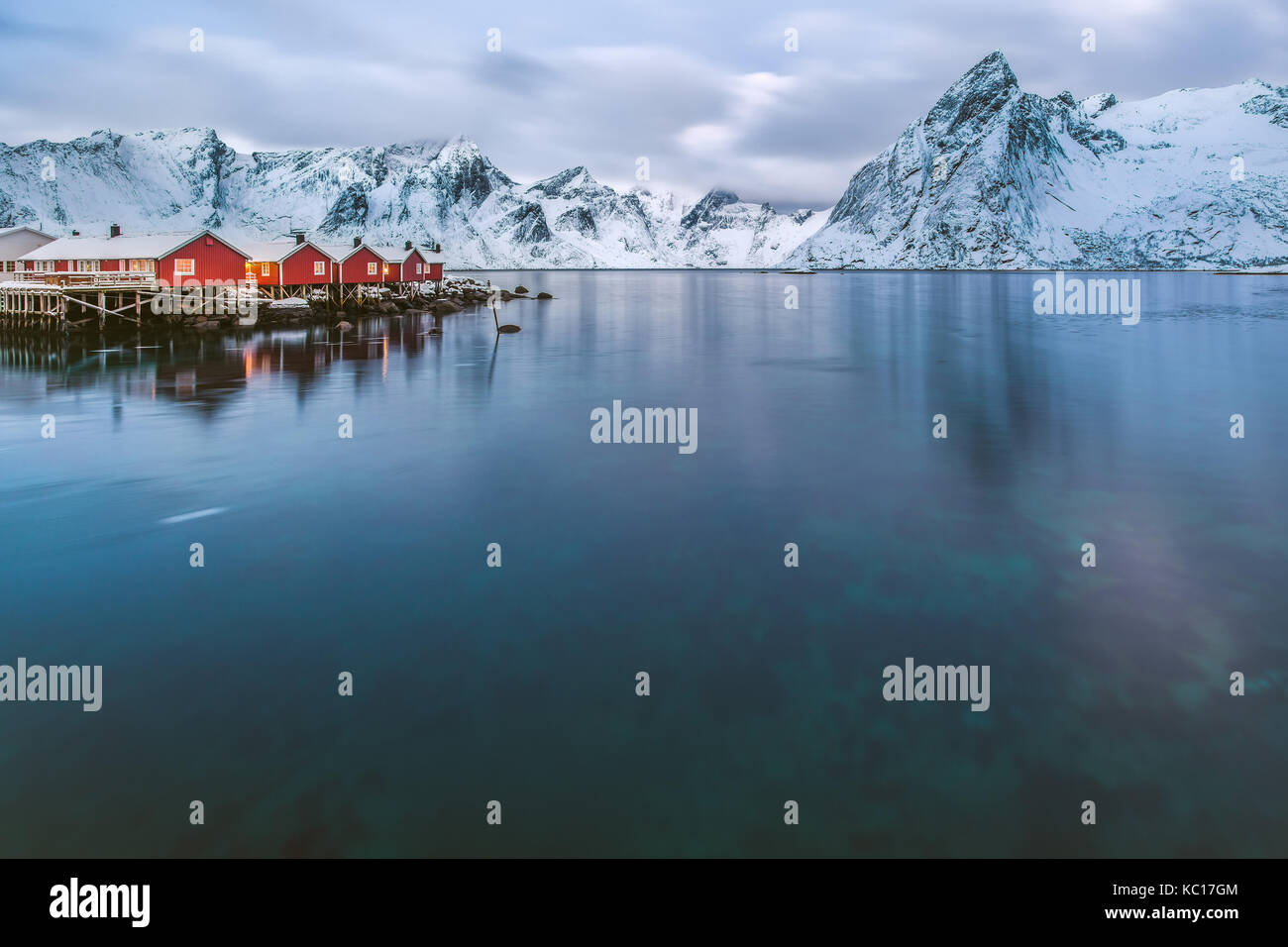 Tipiche case di pescatori chiamato Rorbu, isole Lofoten in Norvegia Foto Stock