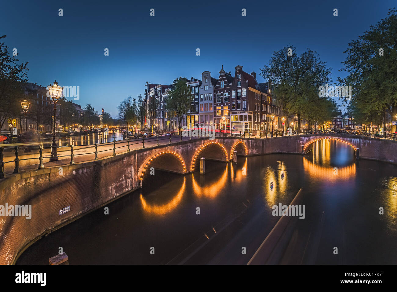 Keizersgracht e Leidsegracht canali al crepuscolo, Amsterdam, Paesi Bassi, Europa Foto Stock