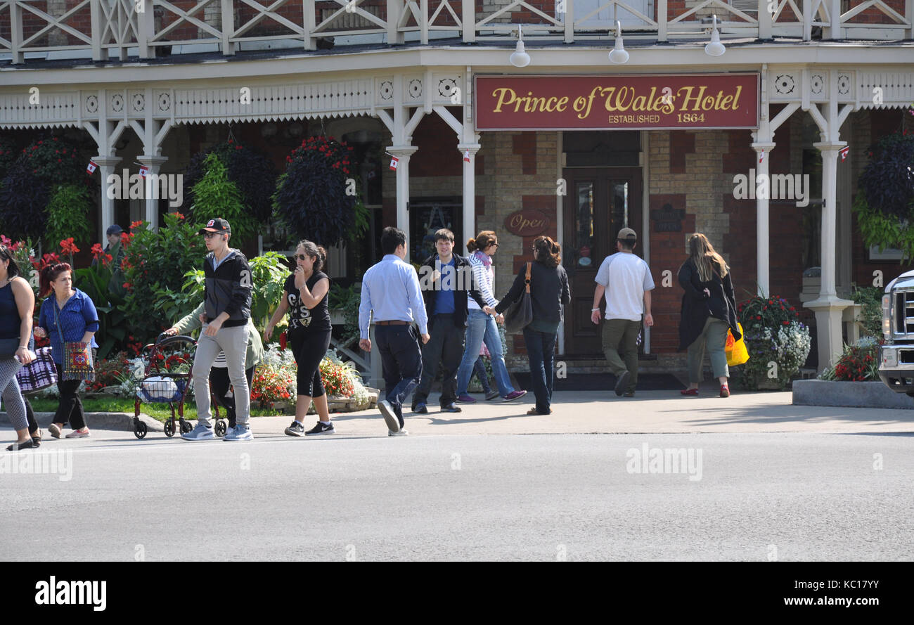 Niagara sul lago, Ontario, Canada - 10 settembre 2017 - Vista della folla passando il Principe di Galles Hotel - Immagine editoriale Foto Stock